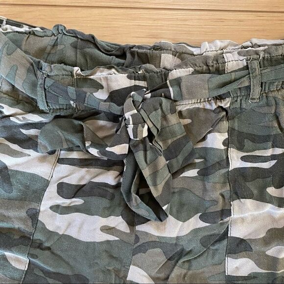 NWT Blu Edit‎ Women’s Camo Tie Front Shorts Green Size Large - Picture 3 of 7